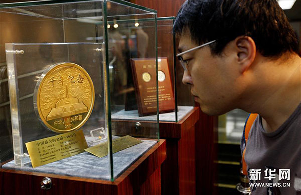 近日，由中國人民銀行貨幣金銀局主辦、中國印鈔造幣總公司承辦的“國幣之尊藝術之美”——人民幣硬幣發(fā)行60周年全國巡展在上海圖書館舉行，展示了自1957年12月1日正式發(fā)行人民幣硬幣起，已經(jīng)發(fā)行的4套流通硬幣、96個品種108枚普通紀念幣和2000余種貴金屬紀念幣。
