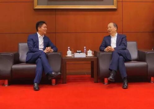 中國(guó)工商銀行董事長(zhǎng)易會(huì)滿和京東集團(tuán)董事局主席兼首席執(zhí)行官劉強(qiáng)東見(jiàn)證了雙方合作協(xié)議的簽署。 