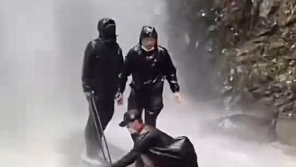 暴雨天打卡瀑布出什么片？ 警示教育片！