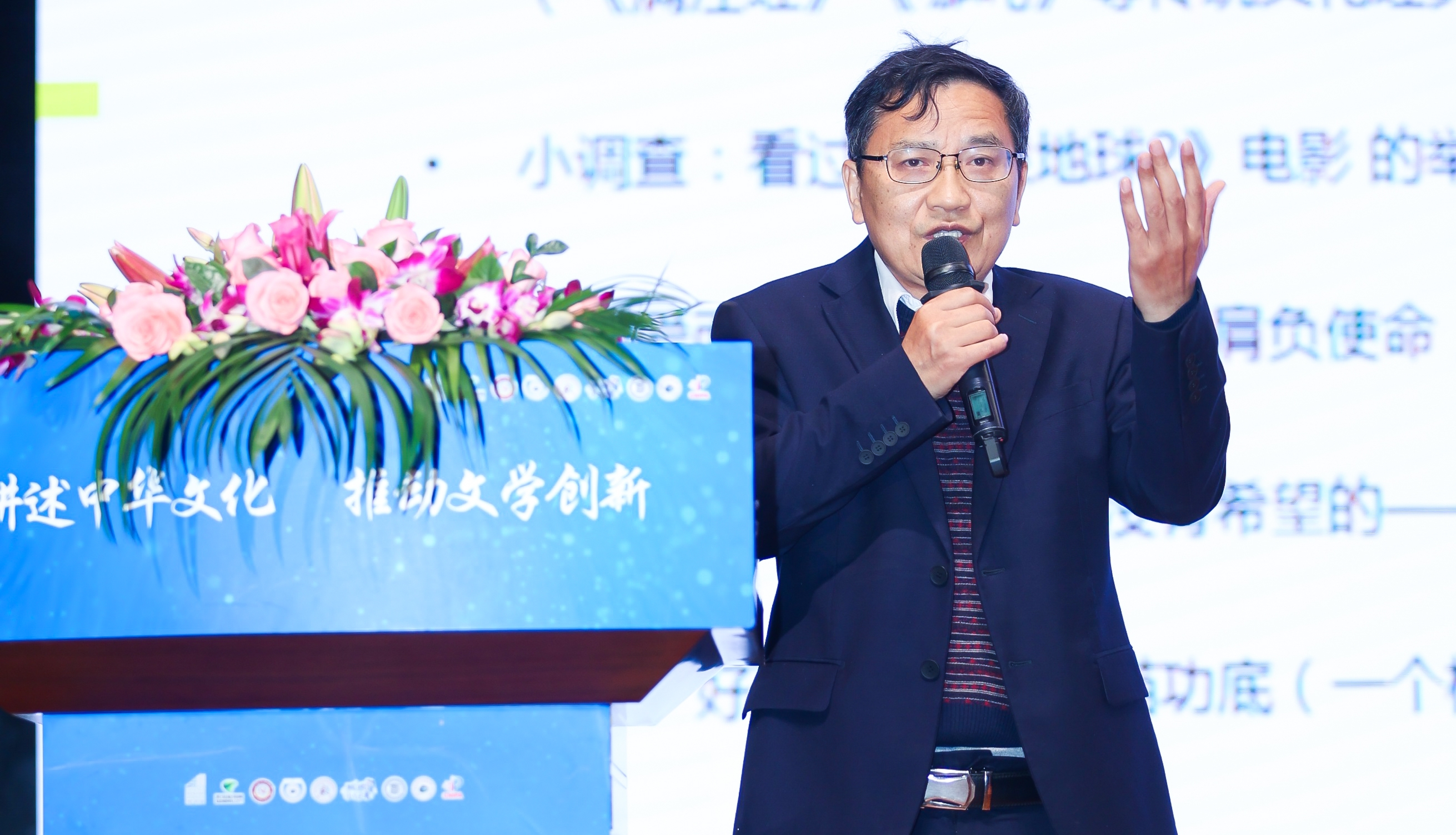 活動(dòng)現(xiàn)場(chǎng)，“全國文學(xué)盛典名師大講堂”主講嘉賓謝晨為大家?guī)碇黝}講座